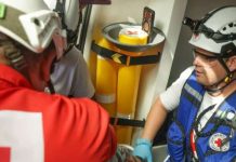 Luego de 190 horas bajo los escombrôs rescatan con vida a Hernán Gil en La Guaira (+Detalles)