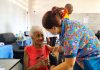 Instalan campamento transitorio en la Escuela Santa Eduvigis para resguardar a más de 50 adultos mayores tras el sismö en La Guaira