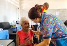 Instalan campamento transitorio en la Escuela Santa Eduvigis para resguardar a más de 50 adultos mayores tras el sismö en La Guaira