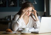 ¿Agotado al final del día sin hacer esfuerzo?: así es como el exceso de pantallas, notificaciones y multitareas agotan tu cerebro sin que te des cuenta