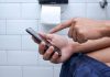 Especialistas adviertën que usar el teléfono celular en el baño aumenta el riësgo de padecer hemÖrro1des (+ Detalles)