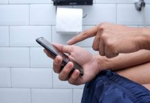 Especialistas adviertën que usar el teléfono celular en el baño aumenta el riësgo de padecer hemÖrro1des (+ Detalles)