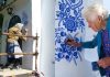 Esta abuela de 90 años, llenó de flores azules cada rincón de su comunidad para «decorar un poco el mundo»
