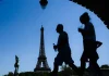La Torre Eiffel y los principales museos de París ajustan sus horarios de cierre ante las temperaturas extrËmas que afectan a Francia