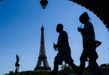 La Torre Eiffel y los principales museos de París ajustan sus horarios de cierre ante las temperaturas extrËmas que afectan a Francia
