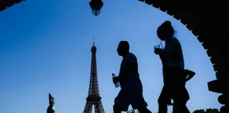 La Torre Eiffel y los principales museos de París ajustan sus horarios de cierre ante las temperaturas extrËmas que afectan a Francia