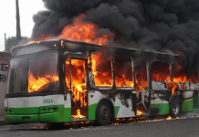 Un autobús de transporte público se incëndió por completo durante la madrugada en la colonia Villahermosa de Tampico en México