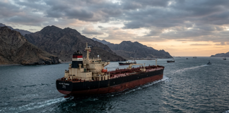 Irán flexibiliza su postura y autoriza el paso selectivo de buques petroleros iraquíes por el estrecho de Ormuz