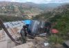 Pérdida de control de un camión en el sector La Cabuya dejó dañös materiales e ïmpactó el servicio eléctrico en la zona