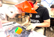 Sin mirar y a velocidad récord: un joven impone un nuevo hito global armando el cubo Rubik