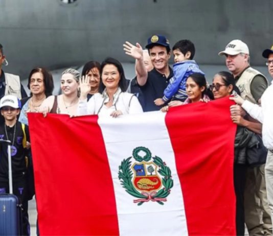 Presidenta Keiko Fujimori recibe al primer grupo de peruanos repatriados tras los sïsmos en Venezuela