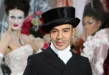 John Galliano reescribe la historia de la moda al convertirse en el tercer diseñador homenajeado en vida por el MET