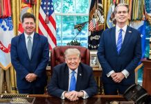 Jay Clayton asume como noveno Director de Inteligencia Nacional tras ser juramentado por el Secretario del Tesoro en la Casa Blanca