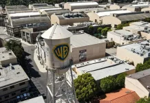 Warner Bros. Discovery reduce un 7 % sus beneficios semestrales a la espera de concretar la fusión con Paramount Skydance