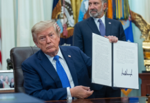 Trump reabre el debatë sobre la Decimocuarta Enmienda al intentar erradïcar el turismo de maternidad