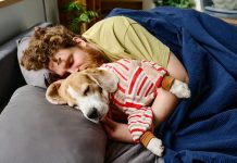 Especialistas analizan los beneficios y rïesgos sanitarios de compartir la habitación con sus mascotas
