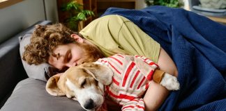 Especialistas analizan los beneficios y rïesgos sanitarios de compartir la habitación con sus mascotas