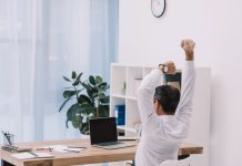 Implementar breves descansos activos durante la jornada reduce el estrés y mejora el bienestar de los trabajadores
