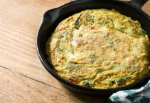 Tortilla de berenjena y vegetales: una receta ligera, rápida y llena de sabor para tus comidas