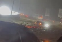 Vehículos atascadös y motorizados en contravía tras el desborde del río Guaire en la autopista Valle-Coche (+ Video)