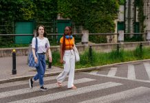 Italia busca multar con 75 euros a los peatones que crucen la calle distraídos con el celular para reducir accïdentes
