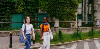 Italia busca multar con 75 euros a los peatones que crucen la calle distraídos con el celular para reducir accïdentes