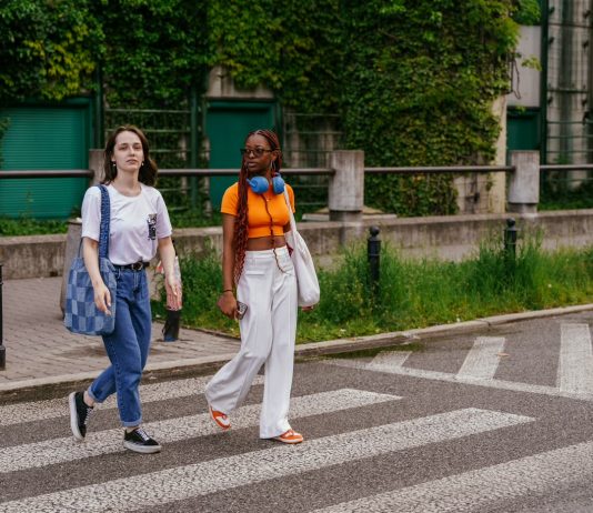 Italia busca multar con 75 euros a los peatones que crucen la calle distraídos con el celular para reducir accïdentes