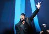 Ricky Martin regresa a la gran pantalla junto a Gael García Bernal en la esperada comedia “Hombre al agua”