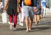 Descubren que caminar cruzando las manos tras la espalda cambia la forma en que el sistema nervioso distribuye la atención