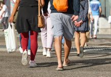 Descubren que caminar cruzando las manos tras la espalda cambia la forma en que el sistema nervioso distribuye la atención