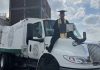 Un joven mexicano se gradúa de abogado y celebra su logro a bordo del camión de basura que financió sus estudios (+ Fotos)