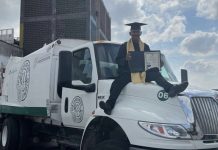 Un joven mexicano se gradúa de abogado y celebra su logro a bordo del camión de basura que financió sus estudios (+ Fotos)
