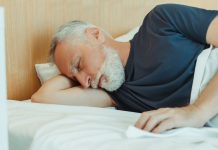 Investigadores revelan que los humanos podrían necesitar menos de 7 horas de sueño para descansar bien