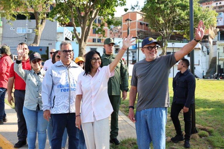 Avanzan las obras de rehabilitación en el Distribuidor El Trébol tras los dañös causados por los sismös en La Guaira (+ Fotos)