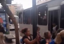 “Nos pararon sin sentido”: Situación entre pasajeros de transporte público y funcionarios de PoliChacao (+ Video)