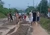 Habitantes retiran lodo con sus propias manos tras inundación en la maltrecha carretera Coro-Churuguara (+ Videos)