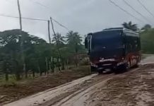 Habitantes retiran lodo con sus propias manos tras inundación en la maltrecha carretera Coro-Churuguara (+ Videos)