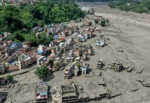 Elevan a 292 la cifra de muertøs y buscan a casi 1.400 desaparecidøs tras catastróficâ inundación en Nepal y China