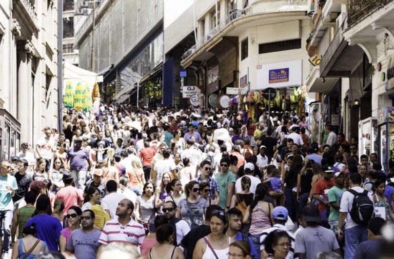 Brasil alcanza los 214,2 millones de habitantes en 2026 y confirma la desaceleración de su crecimiento demográfico