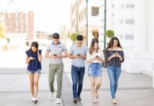 Italia evalúa multar con hasta 75 euros a los peatones que crucen la calle distraídos con el teléfono móvil