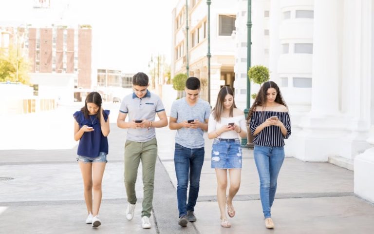 Italia evalúa multar con hasta 75 euros a los peatones que crucen la calle distraídos con el teléfono móvil