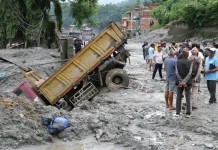 Las víctimâs tras el desastrê fronterizo en Nepal superan las 900 mientras avanza el rescate internacional