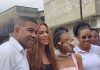 Shakira recorre áreas afectadas por el sismo en Colombia y coordina plan de asistencia humanitaria