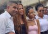 Shakira recorre áreas afectadas por el sismo en Colombia y coordina plan de asistencia humanitaria