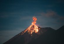 El volcán Etna registra una nueva grieta con salida de lava y mantiene en alerta a las autoridades en Italia