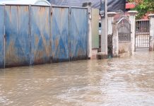 Elevan a 160 la cifra de fällecidøs por viølentäs inundaciones en la frontera entre Nepal y China