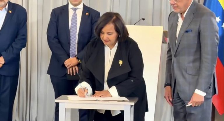 Dinorah Figuera se disculpa con los medios tras inconvenientes en la primera mesa de diálogo (+ Video)