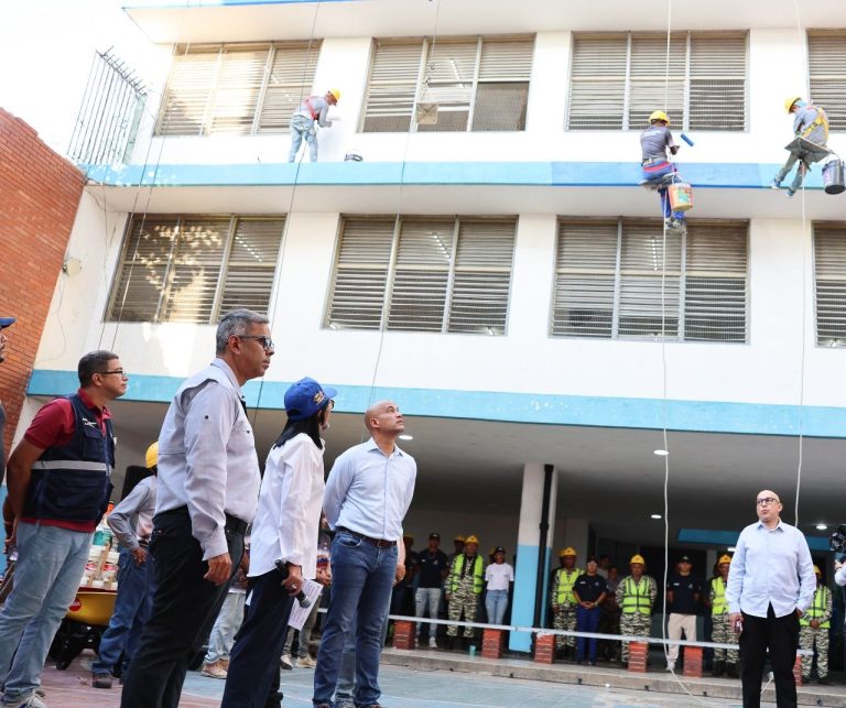 Ministro Héctor Rodríguez inspecciona rehabilitación de la U.E.N. Centro América en Macarao