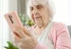 La dependencia silenciosa al móvil en mayores de 65 años: Cuando la pantalla se vuelve un refugio emocional