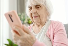 La dependencia silenciosa al móvil en mayores de 65 años: Cuando la pantalla se vuelve un refugio emocional